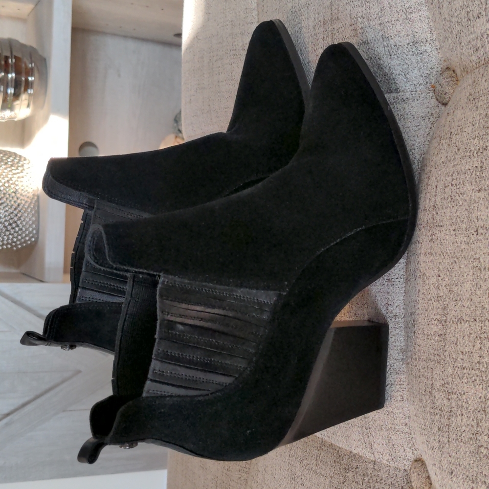 Donald Pliner black suede 4 inch heel ankle boots in excellent used condition 9
